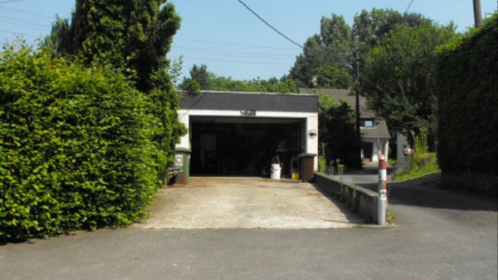 Sanierungs- und modernisierungsbedürftiges Häuschen mit Großgarage in sonniger Lage