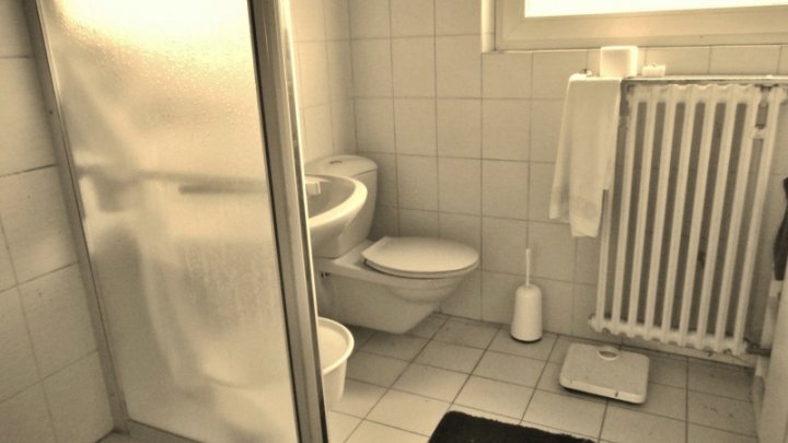 Sanierungs- und modernisierungsbedürftiges Häuschen mit Großgarage in sonniger Lage