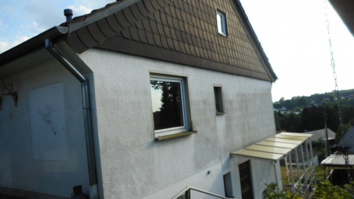 Sanierungs- und modernisierungsbedürftiges Häuschen mit Großgarage in sonniger Lage