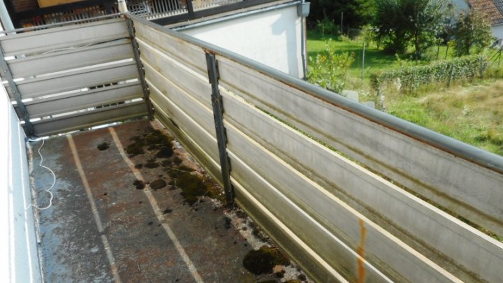 Sanierungs- und modernisierungsbedürftiges Häuschen mit Großgarage in sonniger Lage