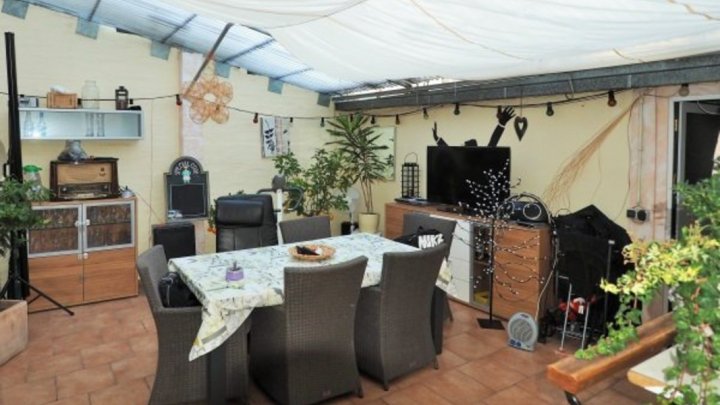 RESERVIERT: Mit Charme modernisiertes Backsteinhaus mit Hof-Wintergarten, Garage und Anbauten!