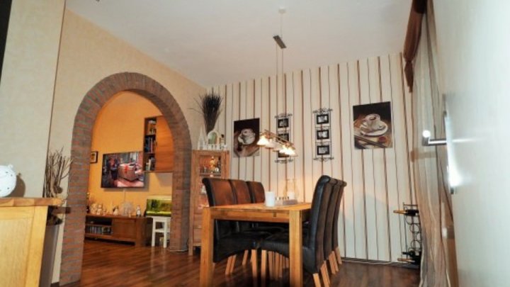 RESERVIERT: Mit Charme modernisiertes Backsteinhaus mit Hof-Wintergarten, Garage und Anbauten!