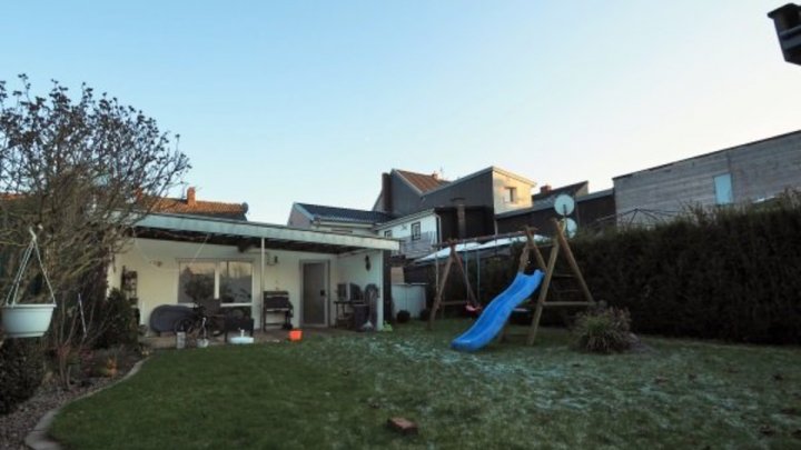 RESERVIERT: Mit Charme modernisiertes Backsteinhaus mit Hof-Wintergarten, Garage und Anbauten!