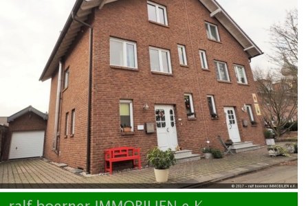 Hausansicht mit Garageeinfahr