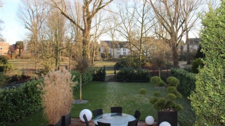 Top kernsaniertes Einfamilienhaus mit großem Garten und angrenzendem Park in Lindenthal