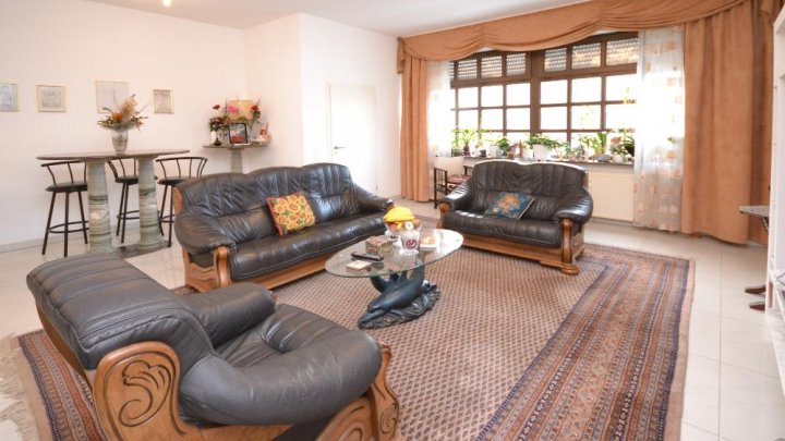 Möbliert: 4-Zimmer-Komfortwohnung in Königsdorf - ab 3 Monate Mietdauer